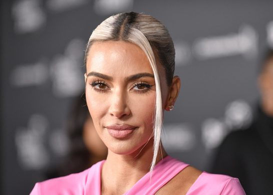 Kim Kardashian imitira poznate autfite