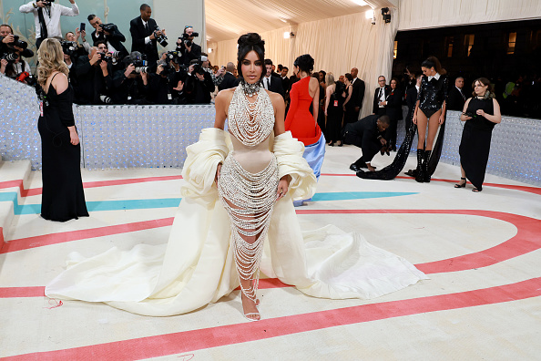 Neverovatan broj bisera na haljini Kim Kardashian