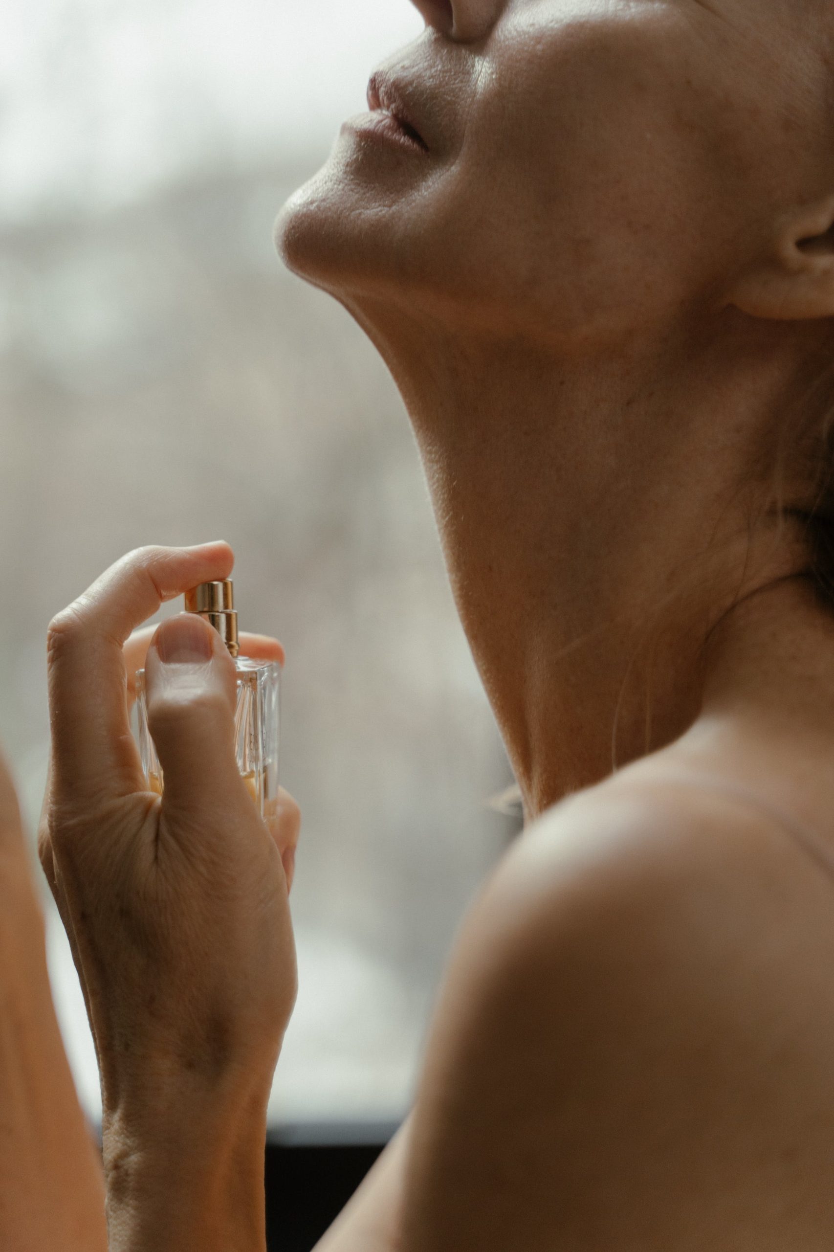 Nanošenje parfema