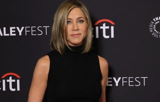 Na Dženifer Aniston bačeno lažno ulje