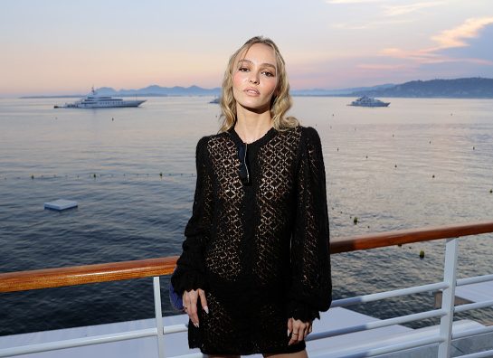 Lily-Rose Depp nosi Chanel slušalice od 14.800 evra o kojima svi pričaju