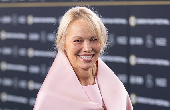 Nova frizura sa šiškama, Pamela Anderson