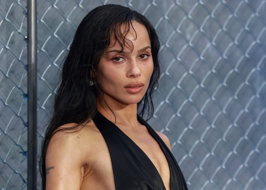 Zoë Kravitz, Caught Stealing, haljina iz devedesetih