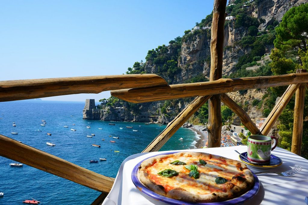amalfi obala vodic pizza na terasi s pogledom na more