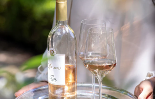 meghan markle, vino as ever rose