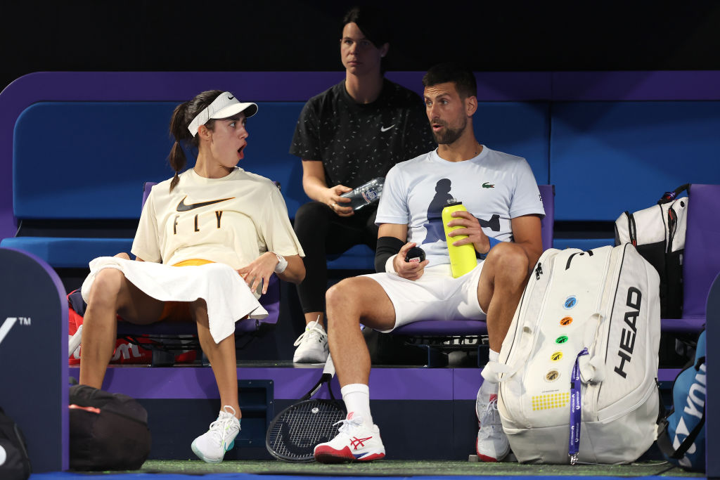 olga danilovic i novak đokovic na teniskom terenu