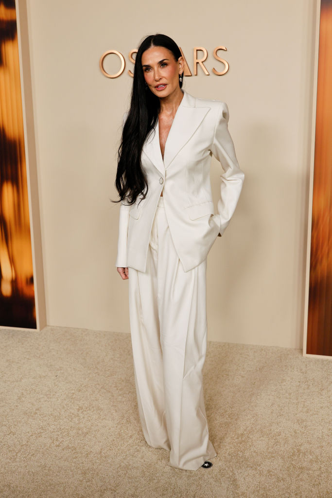 demi moore u zenskom odelu