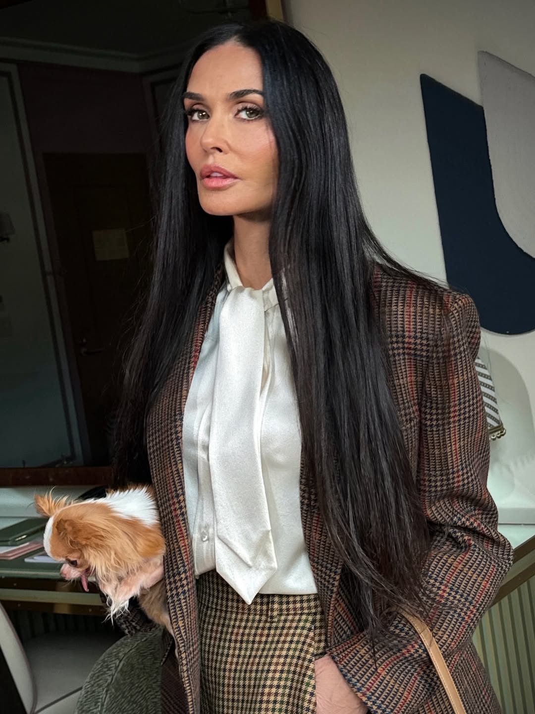 demi moore u zenskom odelu